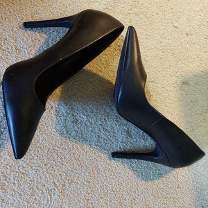 JustFab Gisselle classic black pump NWT